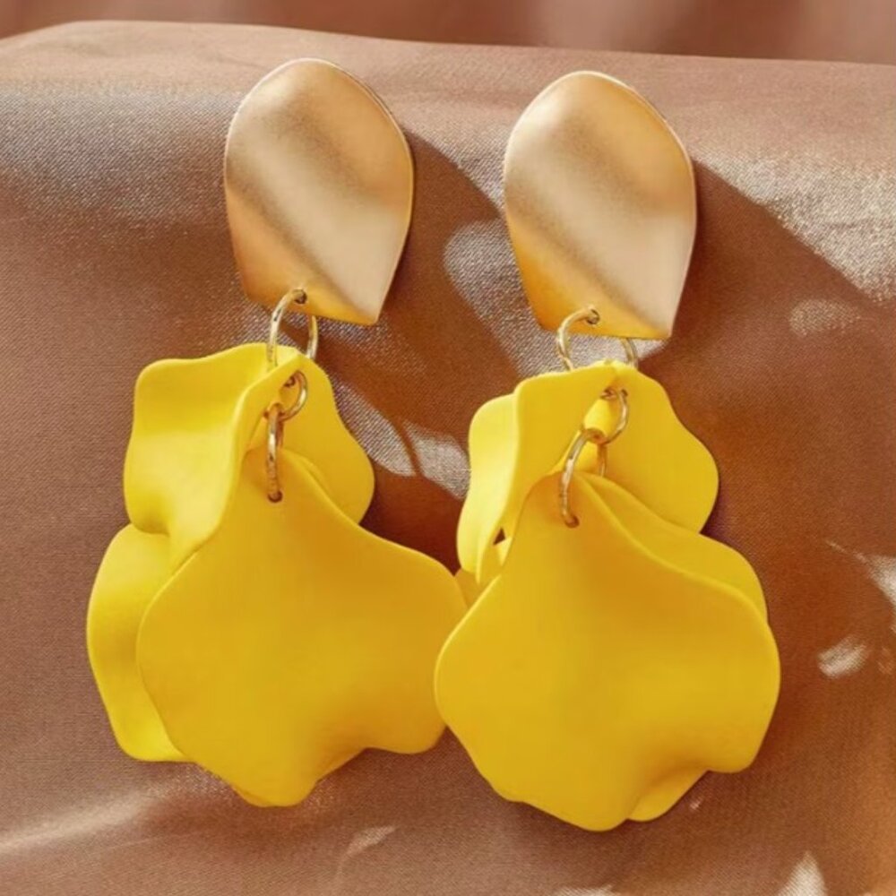 Large Yellow & Gold Flower Petal Statement Dangle Earrings (NEW &‎ BEAUTIFUL!)